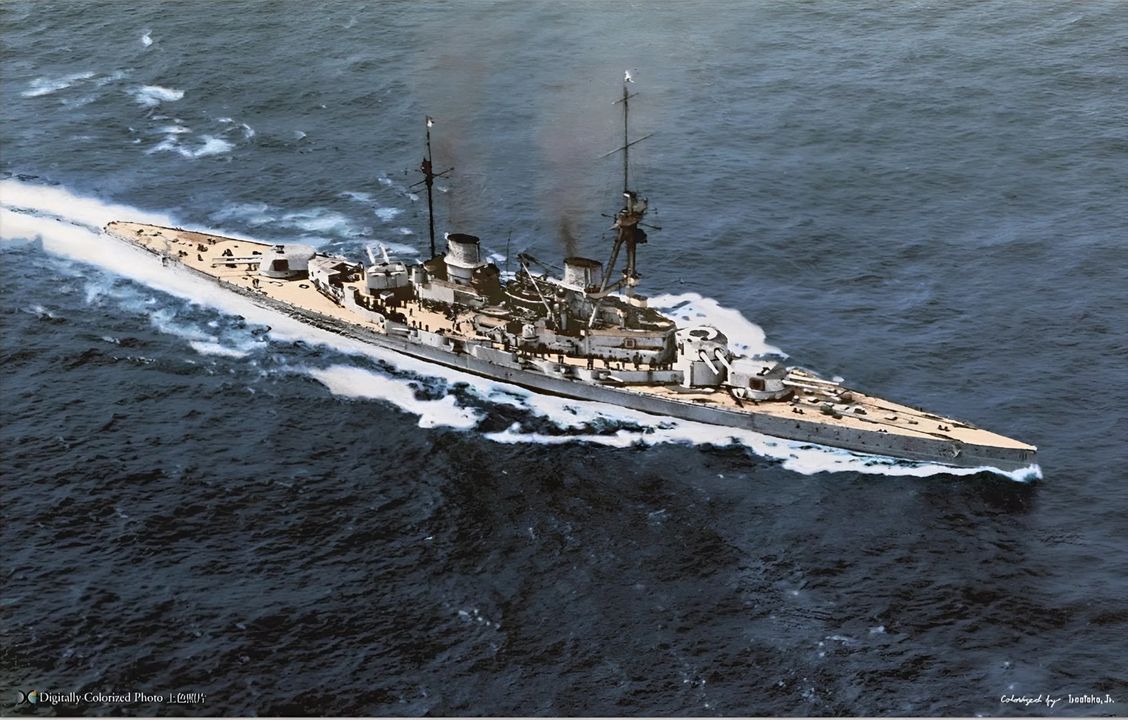 Ảnh chụp Derfflinger đang chạy trên biển.