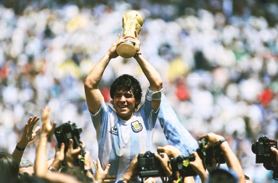 <i>Diego Maradona cùng ĐT Argentina lên ngôi vô địch tại World Cup 1986 (Mexico)</i>