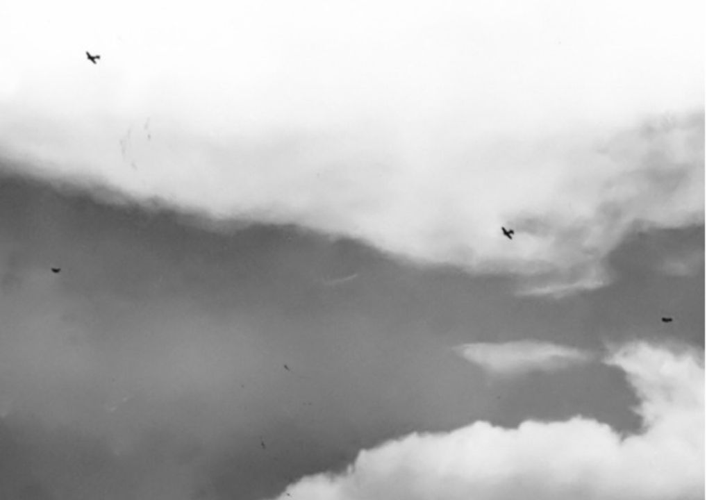 Một nhóm máy bay Nhật Bản ở phía trên các tàu sân bay hộ tống St. Lo và Kitkun Bay vào ngày 25 tháng 10 năm 1944. Các thủy thủ trên những con tàu này không hề biết rằng đây không phải là một cuộc tấn công thông thường, mà là sự khởi đầu của một giai đoạn hoàn toàn mới của cuộc chiến. (NARA)