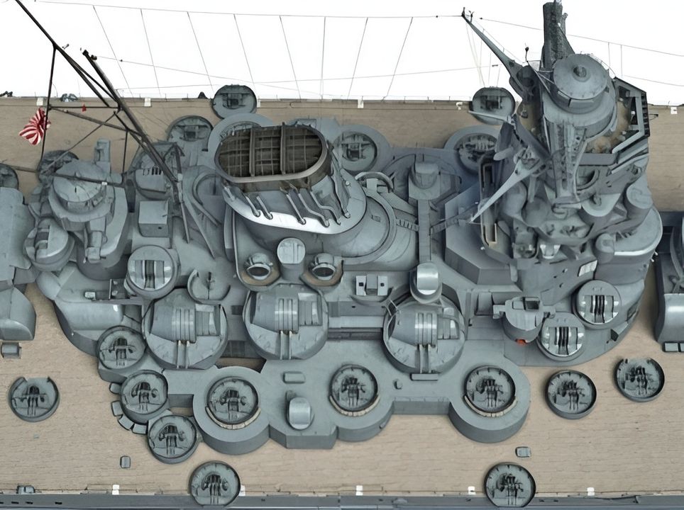 Hình ảnh về khu vực thượng tầng của Musashi vào tháng 10 năm 1944. Khác với Yamato cùng thời điểm, con tàu không lắp các tháp pháo Type 89 5 in. mà chỉ được trang bị thêm các bệ pháo ba nòng Type 96 25 mm không có khiên chắn ở tại các vị trí từng là của tháp pháo 155 mm.