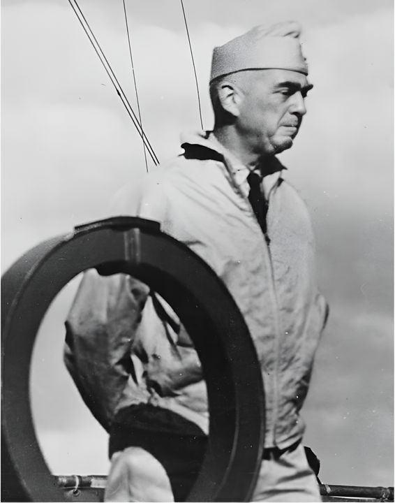 Chuẩn đô đốc Thomas Kinkaid được chụp tại đây trên tàu Enterprise vào tháng 7 năm 1942. Với cấp bậc cao nhất giữa hai lực lượng đặc nhiệm tàu sân bay Hải quân Mỹ tại Santa Cruz, ông là tổng chỉ huy trong trận chiến. Thành tích của ông không thực sự xuất sắc, nhưng ông đã tiếp tục thiết lập một hồ sơ chiến tranh tốt trong các nhiệm vụ chỉ huy không phải tàu sân bay.