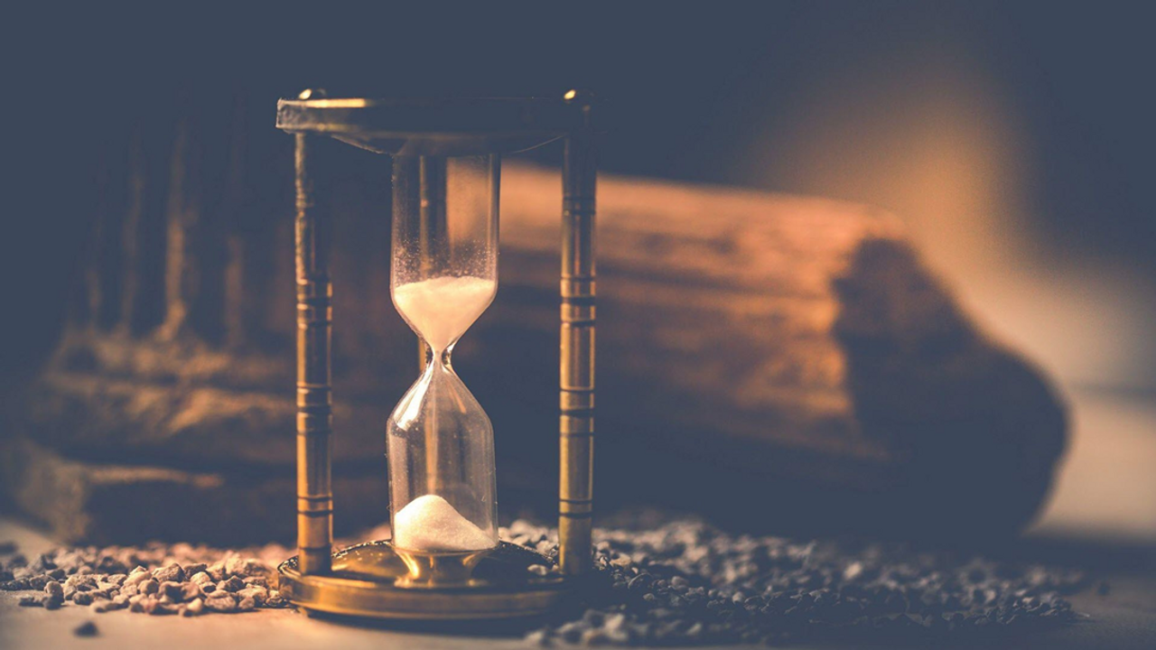 <i>Nghịch lý của Lạm phát thời gian: Nếu chúng ta bất tử, mỗi giây phút sẽ trở nên vô giá trị như tờ giấy lộn. (Nguồn: Sưu tầm)</i>