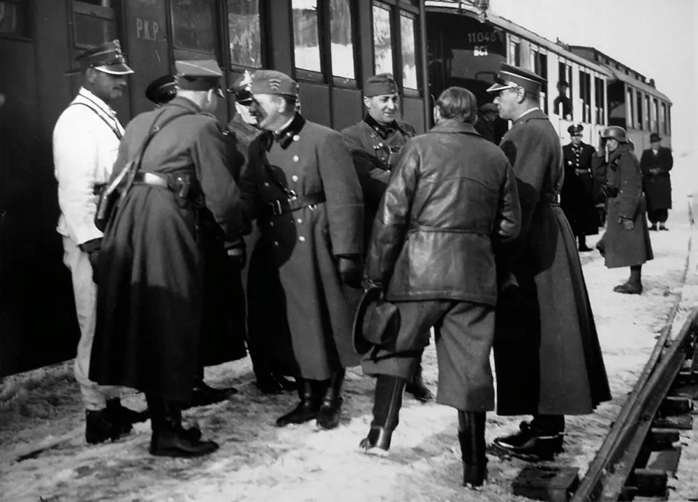 <i>Các sĩ quan Ba Lan và Hungary bắt tay nhau tại Tiệp Khắc.</i>