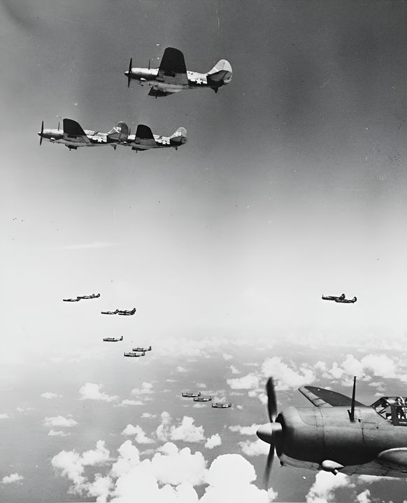 Máy bay ném bom ngư lôi TBF Avenger của TF 58 (ở giữa phía sau) và máy bay ném bom bổ nhào SB2C Helldiver (phía trước) trên đường tấn công kẻ thù, ngày 20 tháng 6 năm 1944. (NHHC)