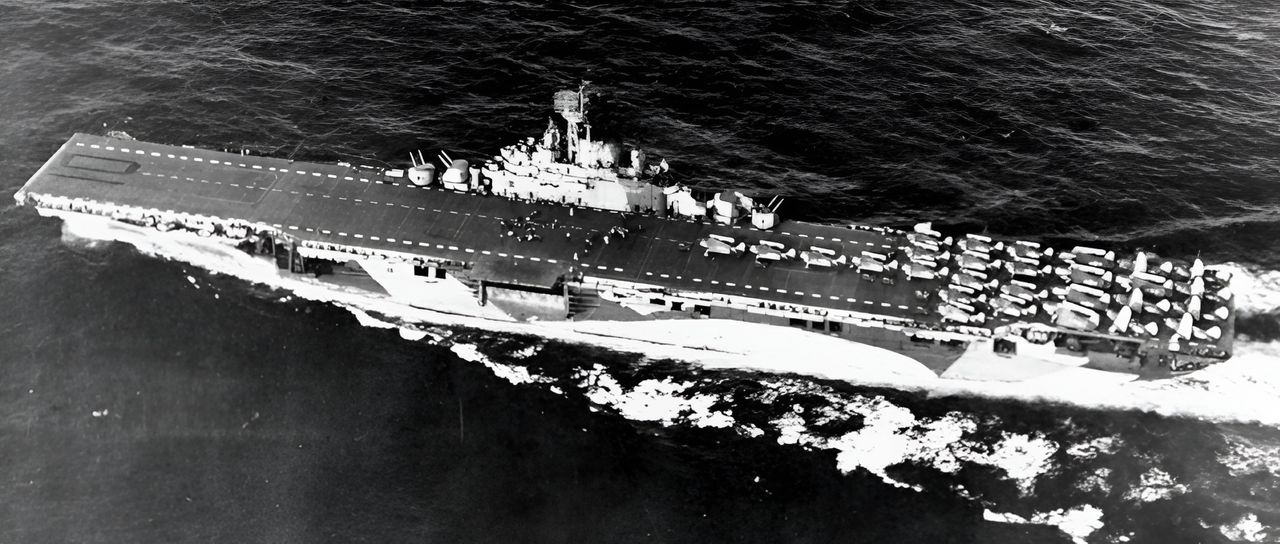 Tàu sân bay Yorktown được ghi lại khi đang hành quân trong chiến dịch xâm chiếm quần đảo Mariana, tháng 6 năm 1944. Có thể thấy hệ thống pháo phòng không và radar dày đặc, cùng một số lượng lớn máy bay tập kết ở phần đuôi tàu. (NHHC)