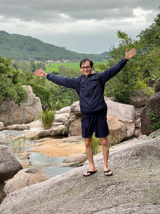 Anh chàng gầy nhẳng 52kg. Đau lưng cột sống hông ổn. Stress hói.