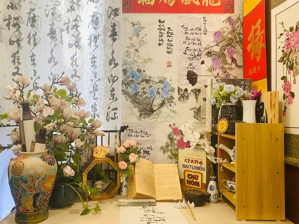 Đây là tổng thể góc nhỏ do mình thiết kế, các tác phẩm thư pháp, thư họa đều do mình vẽ. Chỉ riêng tác phẩm thư pháp chữ Hán là Thầy mình tặng.
