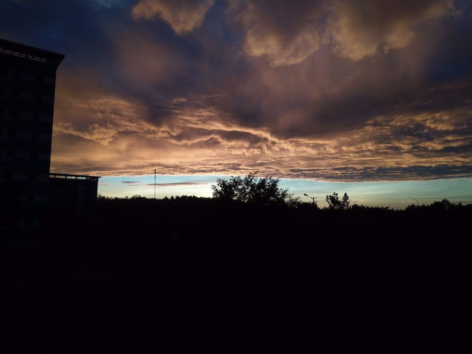 Một bầu trời bão tố nhìn từ nhà thi đấu trong một buổi chiều, những quằn quện mây hồng tím trên nền trời xanh ngát rối ren như những suy nghĩ của mình vậy.