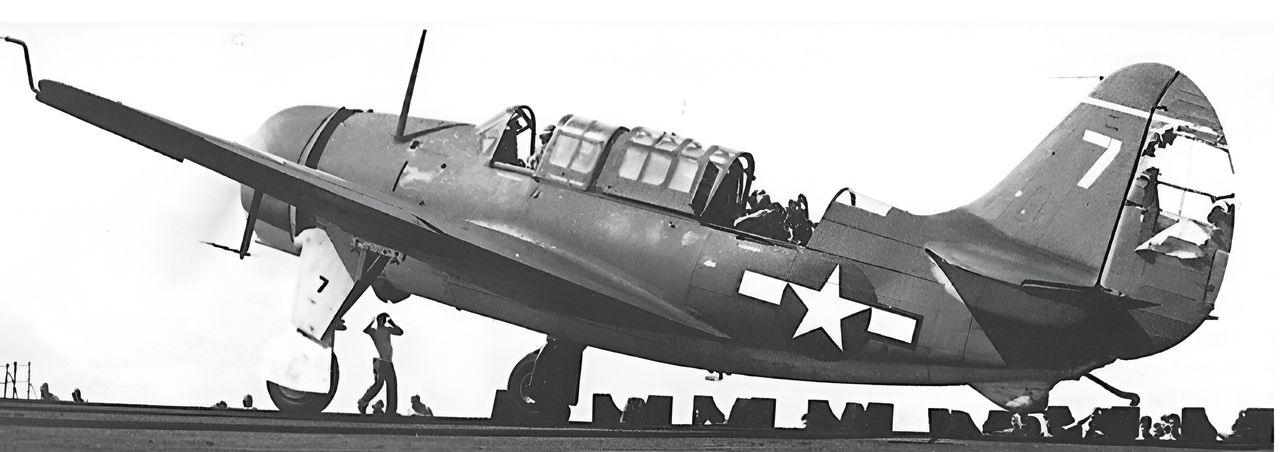 Việc đưa vào sử dụng phiên bản SB2C-3, với động cơ lớn hơn cùng nhiều cải tiến khác, đã phần lớn giải quyết các vấn đề từng gây khó khăn cho loại máy bay này trong giai đoạn đầu phục vụ. Chiếc Helldiver bị trúng hỏa lực phòng không trong ảnh, thuộc VB-15 và biên chế trên Essex, đã tham gia những đòn không kích chiến đấu đầu tiên của Không đoàn tàu sân bay 15 (tấn công đảo Marcus) vào tháng 5 năm 1944. (Jim Sullivan)