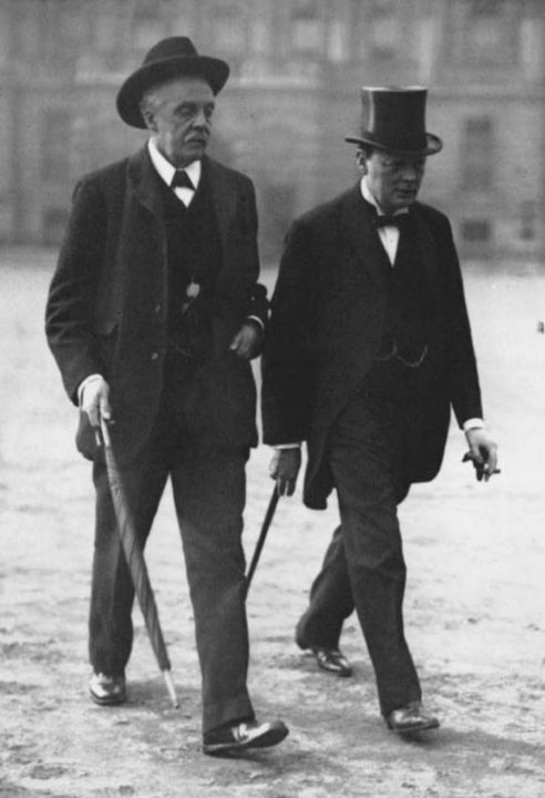 Winston Churchill (phải) giữ chức Đệ nhất Đại thần Hải quân từ tháng 10/1911 đến tháng 5/1915 và Thư ký Hải quân Arthur Balfour (trái) - người kế nhiệm chức vụ Đệ nhất Đại thần Hải quân vào năm 1916.