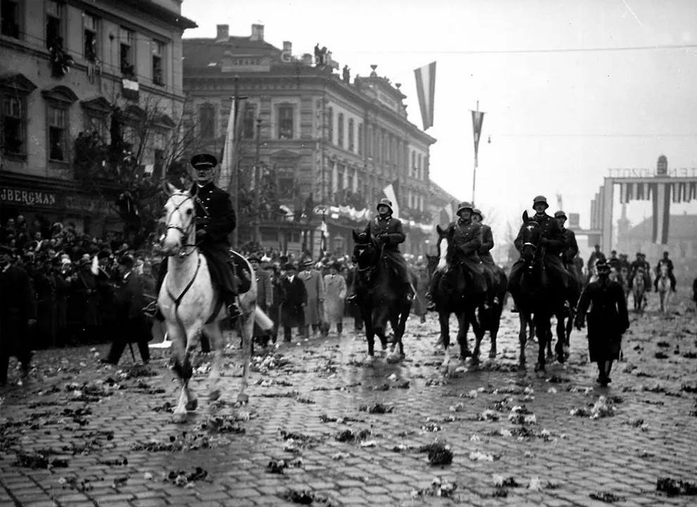 <i>Nhiếp chính của Vương quốc Hungary, Đô đốc Miklos Horthy (cưỡi ngựa trắng) dẫn đầu cuộc diễu binh của quân đội Hungary tại thành phố Kosice (</i><i>bị chiếm đóng) của Tiệp Khắc, ngày 02/11/1938.</i>