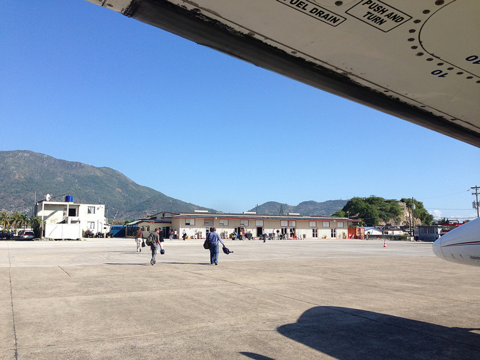 Không chụp được ảnh, tôi đã đi bộ một quãng tương tự vào khu làm thủ tục dứoi cái nắng có thể là 45 độ :D