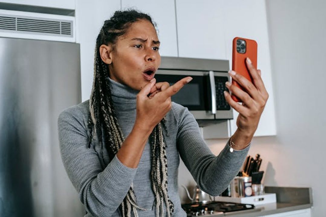 Tôi thấy rằng tranh luận trên mạng dễ hoá thành cãi nhau. Một ý kiến trái chiều dễ hoá thành mục tiêu của lăng mạ và miệt thị