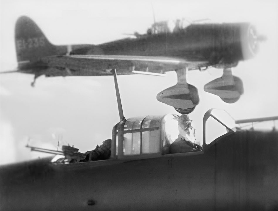 Chiếc máy bay Type 99 có số hiệu EI-235 do một phi công phụ llái. Ở tiền cảnh là chiếc máy bay EI-232. Vào thời điểm đó, các máy bay Type 99 đã được sơn thêm một lớp xanh lá lên mặt trên để ngụy trang. Đoạn phim này được quay bởi Thiếu úy Quan sát viên Keiichi Arima, thuộc đội 21 Shotai của Phi đội Ném bom Tàu sân bay Type 99 trên Shōkaku, trong đợt tấn công thứ nhất tại trận Đông Solomon ngày 24 tháng 8 năm 1942. Sau khi đã đánh trúng trực tiếp chiếc USS Enterprise bằng bom thường 250 kg, Binh nhất hạng nhất (PO1c) Tamotsu Akimoto – người lái chính chiếc Type 99 mã hiệu EI-232, làm phi công phụ cho Arima trong Shotai số 21 – quay đầu nhìn vào ống kính máy quay. Phi công chỉ huy của chiếc EI-232 là Binh nhất hạng nhất Hiroshi Koitabashi, ngồi ở ghế sau.