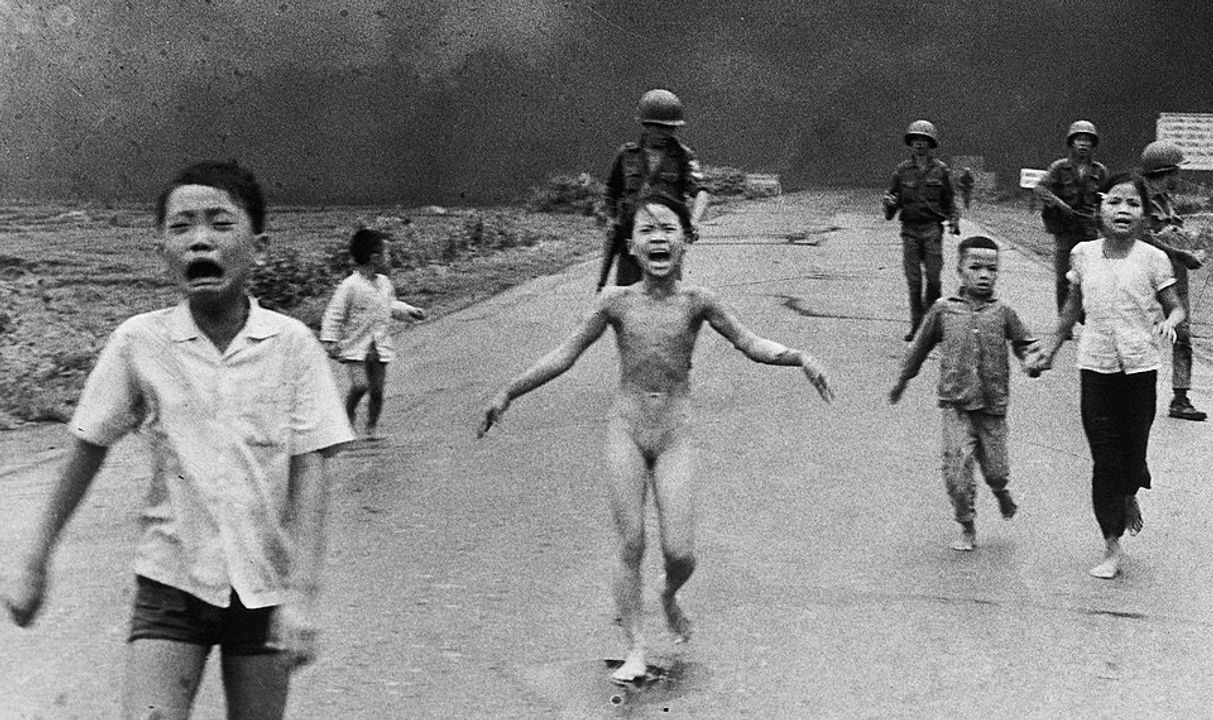 Bức ảnh nổi tiếng đoạt giải Pulitzer "Em bé Napalm" của nhiếp ảnh gia Huỳnh Công Út, ghi lại cảnh cô bé 9 tuổi Phan Thị Kim Phúc cùng các em chạy loạn sau khi máy bay Việt Nam Cộng Hòa ném bom Napalm xuống làng Trảng Bàng, Tây Ninh.