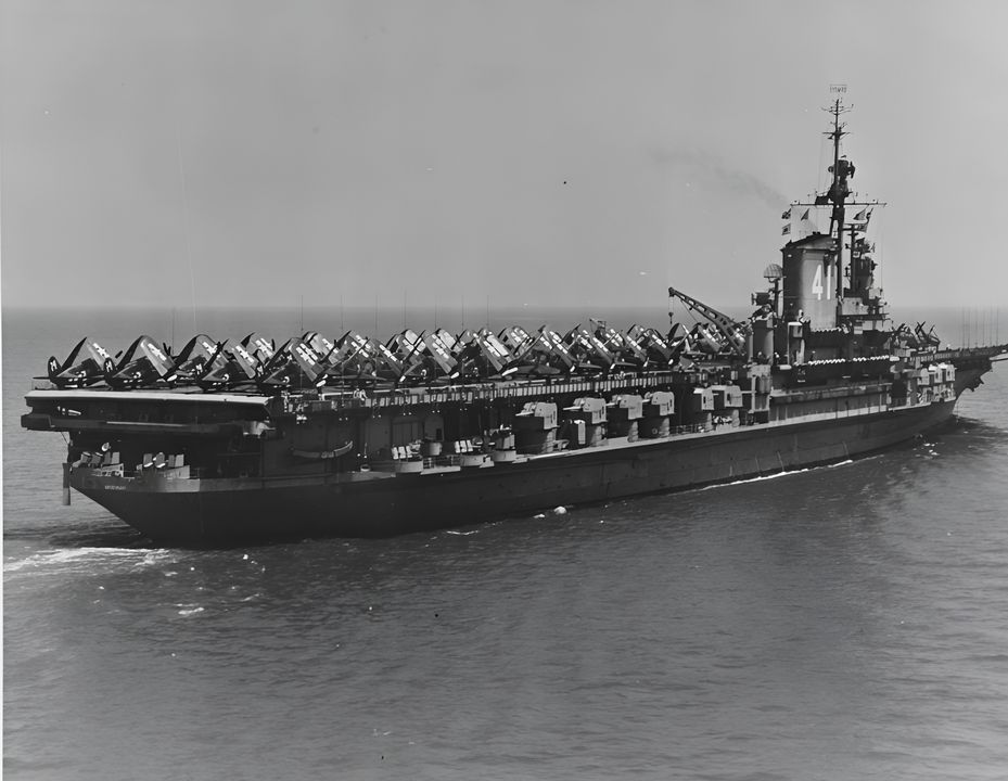 USS Midway (CVB-41) ngoài khơi Norfolk, Virginia, với boong tàu đầy máy bay ném bom SB2C “Helldiver”, ngày 12 tháng 5 năm 1947. (Naval History and Heritage Command)