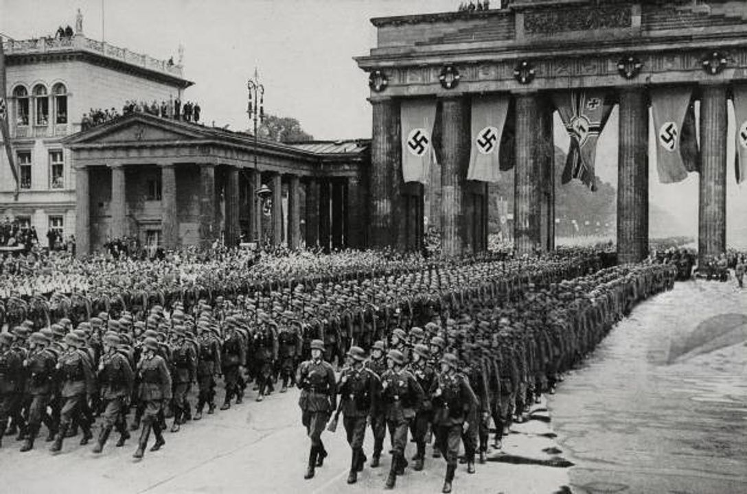 Lính Đức diễu hành đi qua Cổng Brandenburg năm 1940. Nguồn: Getty Images