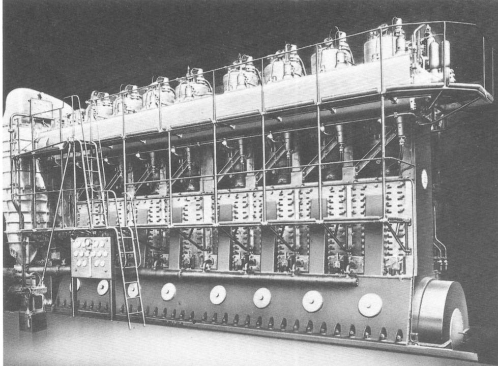 Động cơ diesel MZ 65/95 được chụp khi đang thử nghiệm tại giá thử nghiệm của hãng M.A.N. ở Augsburg, Đức, trong Thế chiến II. Phiên bản 9 xy-lanh của động cơ này dự kiến sẽ được sử dụng trong hệ thống động lực diesel của các thiết giáp hạm lớp “H”, ngoại trừ phương án B. Động cơ này cao khoảng 7 mét, và bốn động cơ được sử dụng cho mỗi trục chân vịt. (Ảnh do hãng M.A.N. cung cấp)