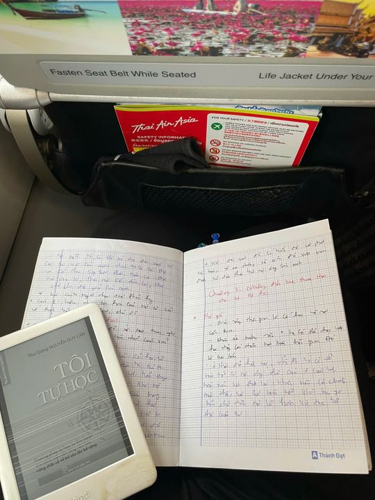 Mình đọc và ghi chú mỗi ngày, kể cả khi đi du lịch, ở trên máy bay, hay đi dã ngoại. Mình luôn mang theo một máy đọc sách và một cuốn vở