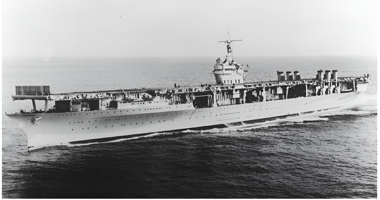 Bức ảnh Ranger cuối năm 1936 cho thấy phần nào cấu trúc nhẹ của con tàu. (Naval History and Heritage Command)
