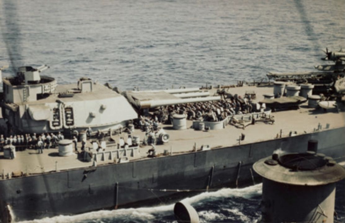 Bức ảnh chụp Iowa năm 1945 cho thấy tháp pháo số 3 cỡ 16 inch/50 của con tàu. Iowa đang thực hiện tiếp nhiên liệu từ một tàu dầu, với ống khói của tàu này xuất hiện ở góc phải phía trước ảnh. Iowa được trang bị ba tháp pháo loại này. Lớp Montana được thiết kế bổ sung thêm một tháp pháo thứ tư cỡ 16 inch/50, khiến chúng trở thành những siêu thiết giáp hạm được trang bị hỏa lực mạnh nhất từng được Hải quân Mỹ lên kế hoạch chế tạo. Một loạt bắn toàn bộ từ 12 khẩu pháo 16 inch sẽ có trọng lượng lên đến 32.400 pound. Không có thiết giáp hạm nào khác có thể sánh được với dàn hỏa lực này. (Naval History and Heritage Command)