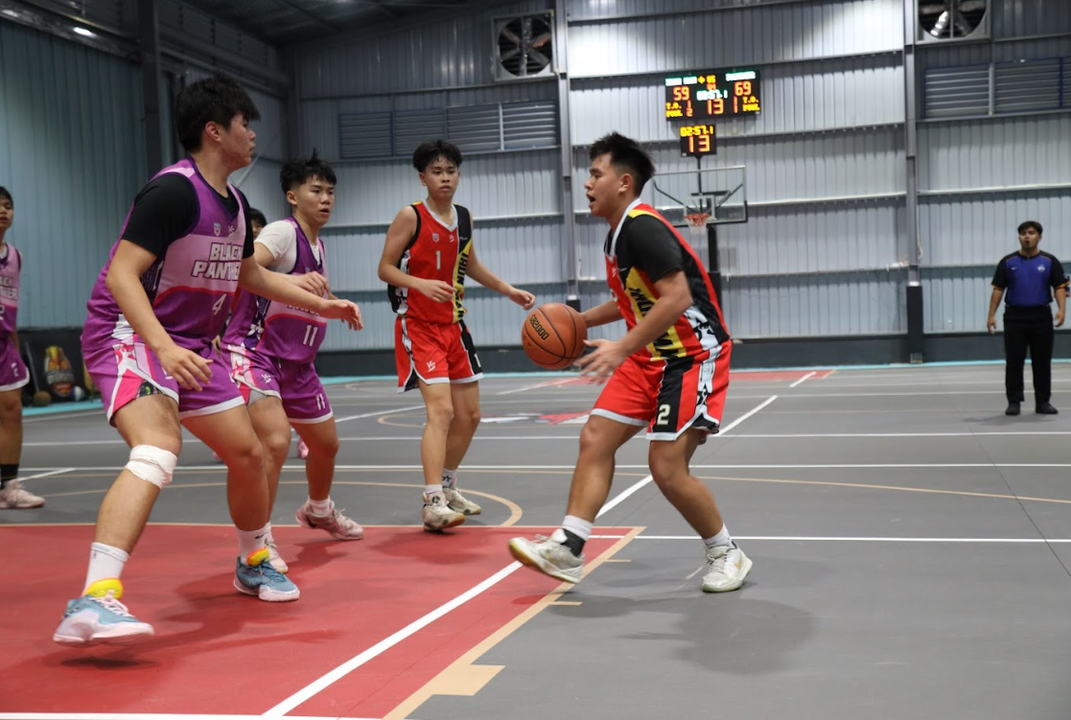 Trần Văn Trí Nguyễn (số 2) đánh thẳng vào Paint để ghi điểm