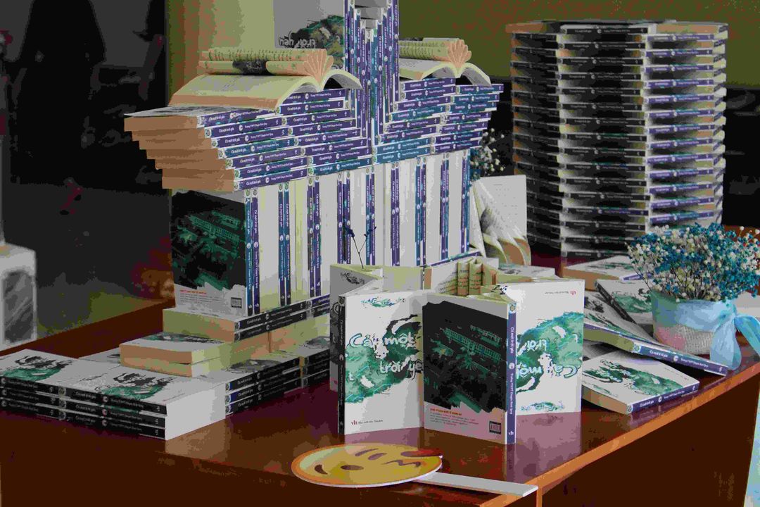 Một góc trưng bày sách Cả Một Trời Yêu tại Trường THPT Chuyên Bình Long, Bình Phước