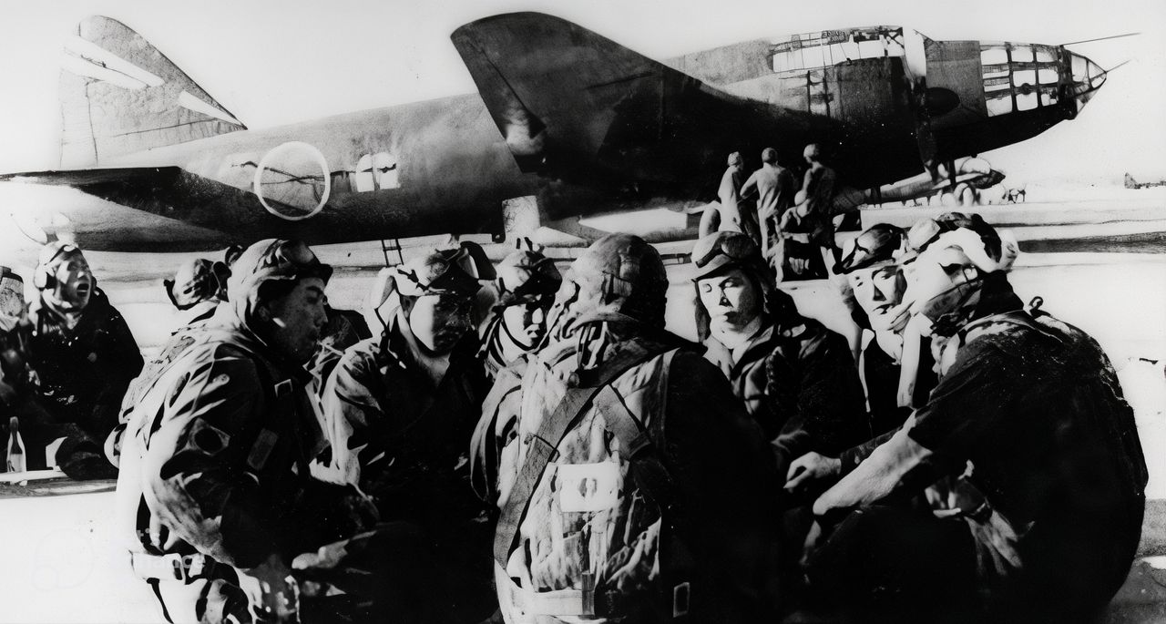 Một số máy bay ném bom G4M2 “Betty” đã được cải biến để mang bom tên lửa Ohka, được định danh là G4M2e Model 24J. Với một chiếc Ohka treo bên dưới, “Betty” còn dễ tổn thương hơn thường lệ và trở thành mồi ngon cho tiêm kích Mỹ. Do tầm bắn tối đa của Ohka Model 11 chỉ 20 hải lý, việc điều khiển một chiếc “Betty” cồng kềnh, chậm chạp vào trong tầm bắn của mục tiêu là cực kỳ nguy hiểm. Bất chấp việc thiếu số lượng tiêm kích Zero-sen hộ tống, đó chính xác là những gì Jinrai Butai (Lôi Thần Đội) của Kokutai 721 đã cố gắng làm vào ngày 21 tháng 3 năm 1945, khi tung ra 18 máy bay “Betty” mang Ohka tấn công hạm đội Mỹ. Trong ảnh, phi công “Betty” đang ngồi chờ lệnh cất cánh. (NHHC NH-73100)