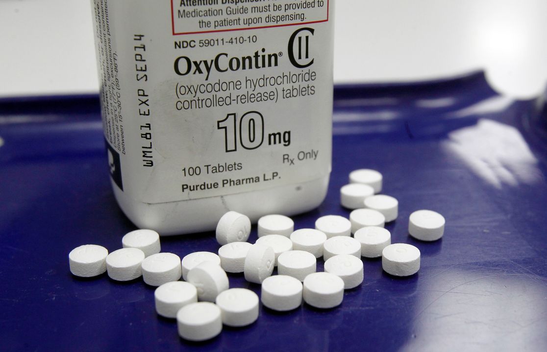 Một lọ OxyContin. Ảnh:<a href="https://www.pbs.org/wgbh/frontline/article/inside-the-aggressive-marketing-of-oxycontin-revisit-purdue-pharmas-role-in-the-opioid-crisis/"> PBS/AP Photo/Toby Talbot</a>