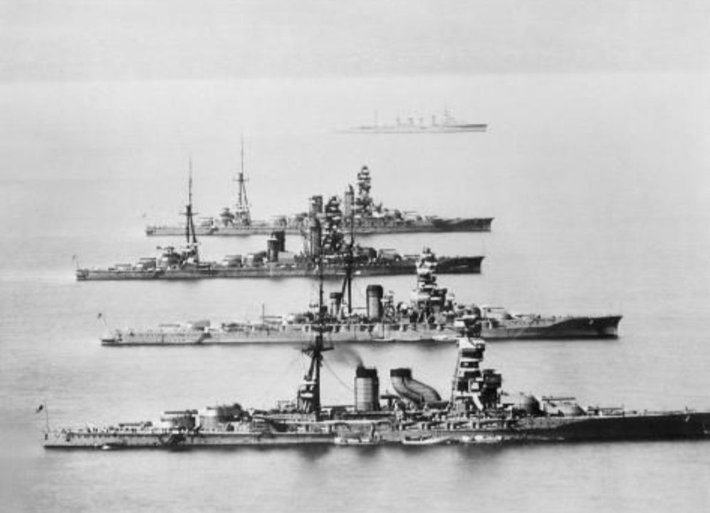 Hình ảnh này cho thấy một phần đáng kể của hàng thiết giáp hạm thuộc Hải quân Đế quốc Nhật Bản vào những năm 1920. Thiết giáp hạm ở phía trước là Nagato, phía sau là thiết giáp tuần dương Kirishima, và các thiết giáp hạm ở phía sau cùng là hai tàu chị em Ise và Hyūga.