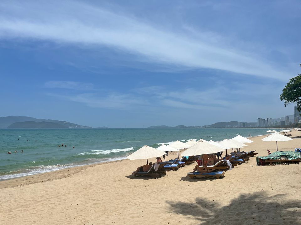 Ngồi hóng mát hít hà vị biển cũng đủ thấy thư thái đầu óc roài