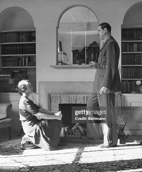 de Gaulle bên cạnh vợ Yvonne 