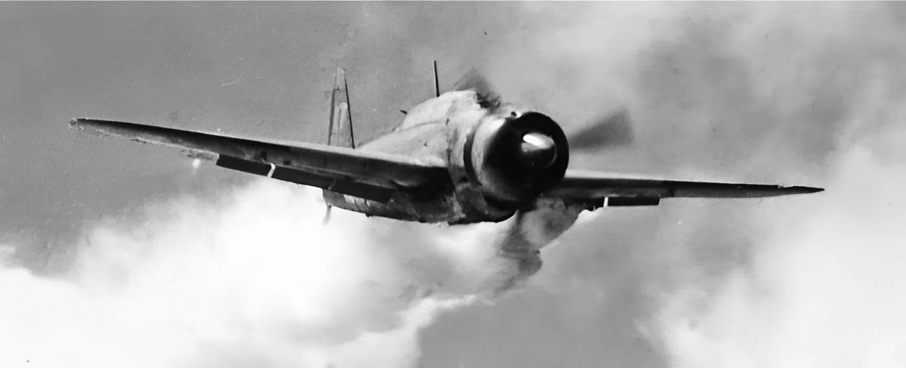 Một máy bay kamikaze phổ biến khác là máy bay ném bom tàu sân bay D4Y (mật danh của Đồng minh là “Judy”). Được chế tạo để thay thế “Val” làm máy bay ném bom bổ nhào tiêu chuẩn trên tàu sân bay, “Judy” vượt trội hơn nhiều với tốc độ tối đa cao hơn (lên tới 357 dặm/giờ ở biến thể sản xuất nhiều nhất, D4Y3 Model 33 Suisei) và tải trọng lớn hơn, tới 1.764lb trong vai trò cảm tử. Chiếc D4Y3 này, do Trung úy Yoshinori Yamaguchi thuộc Kokutai 701 điều khiển, được chụp chỉ vài khoảnh khắc trước khi lao vào boong tàu sân bay USS Essex (CV-9) ngày 25 tháng 11 năm 1944. Một trong hai kamikaze nhằm vào con tàu, chiếc này là chiếc duy nhất thành công, đánh trúng boong cất hạ cánh. Vụ nổ gây ra đám cháy giết chết 15 và làm bị thương 44 người. Tuy vậy, tàu sân bay đã trở lại hoạt động chỉ sau hơn hai tuần. (NARA)