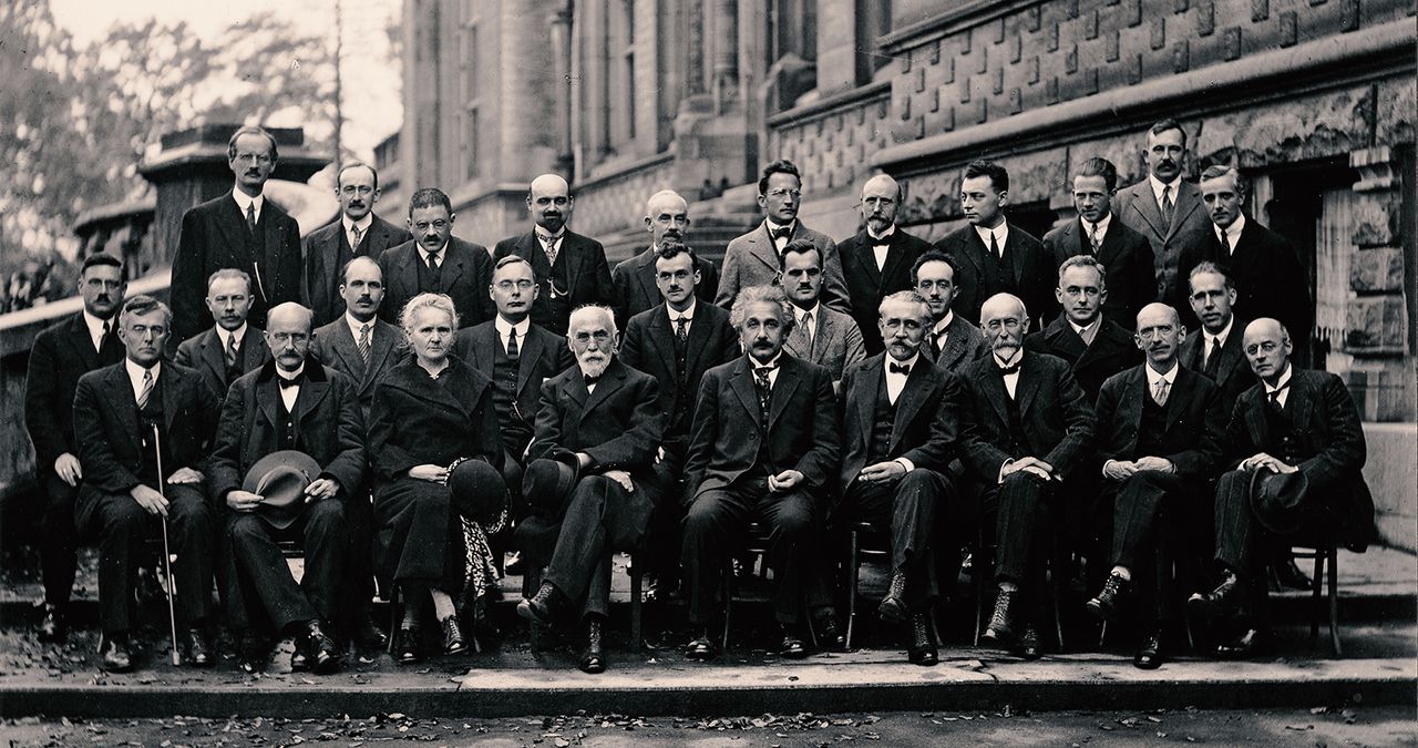 Hình 4: Hội nghị Solvay 1927, gồm có Niels Bohr, Louis de Broglie, Albert Einstein, Werner Heisenberg, Erwin Schrödinger và nhiều nhà tiên phong khác của vật lý lương tử. / Image: public domain