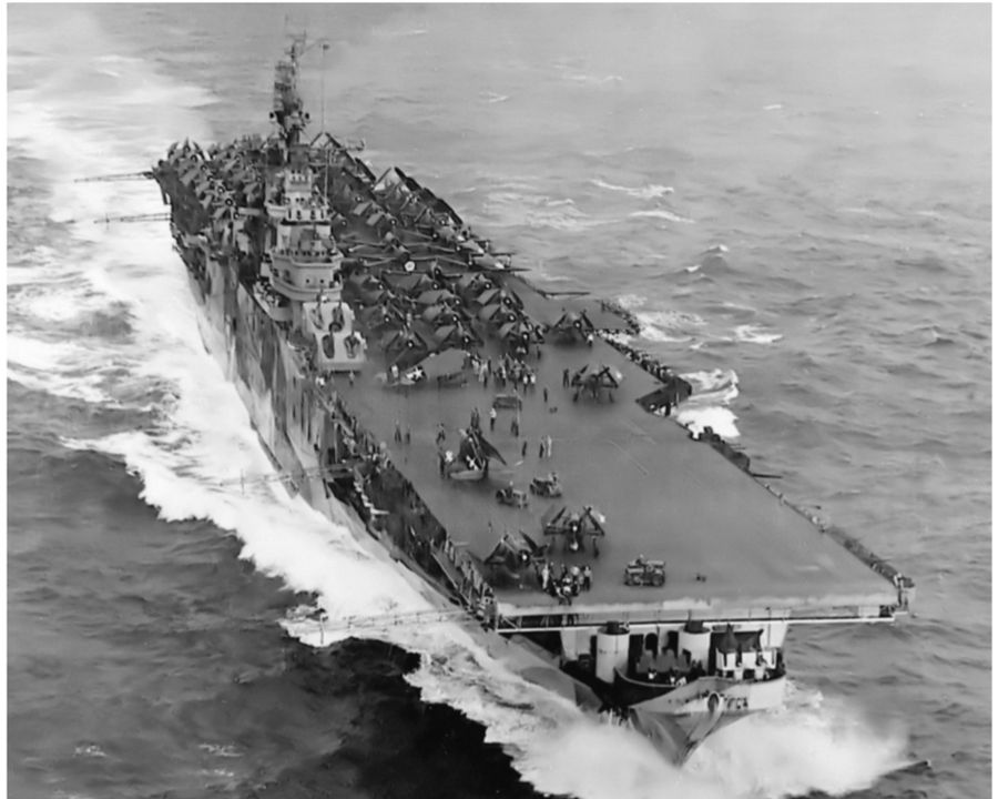 Tàu sân bay USS Essex (CV-9) vào tháng 5 năm 1945, với một số lượng lớn máy bay của Đội Không quân Tàu sân bay 83 trên sàn đáp. Thực hành của Hải quân Mỹ trong việc cất trữ máy bay trên cả sàn chứa máy bay và sàn đáp (trong cái gọi là "deck park") cho phép số lượng lớn - chủ yếu là Hellcat, Avenger và Helldiver, như được thấy ở đây - được mang theo. Những loại máy bay này đã tiến hành các cuộc tấn công tàn khốc vào các đơn vị mặt nước của Nhật Bản trong năm 1944-1945. 