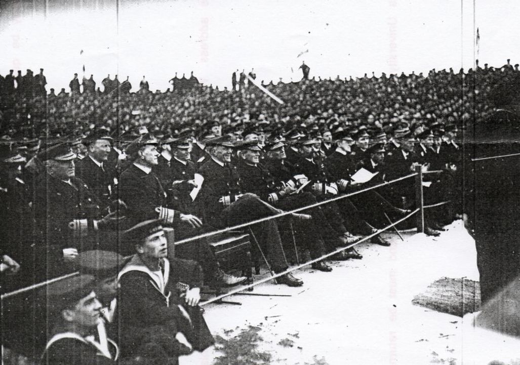 Các sĩ quan chỉ huy Đại Hạm đội tại giải vô địch quyền anh hạm đội, ngày 3 tháng 8 năm 1916. Từ trái sang phải: Chuẩn đô đốc Lionel Halsey , Phó đô đốc Sir TH Martyn Jerram , Đô đốc Sir Cecil Burney , Chuẩn đô đốc Herbert L. Heath , Hugh Evan-Thomas và William CM Nicholson , và Phó đô đốc Sir Charles E. Madden và Sir FC Doveton Sturdee .