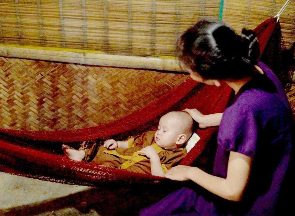 Mẹ ru con ngủ...