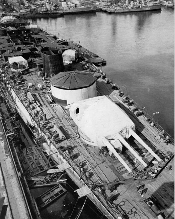 Thiết giáp hạm Đức Scharnhorst, được chụp ảnh khi đang được trang bị ở Wilhelmshaven. Tháp pháo phía trước  'Anton' đã được lắp đặt, trong khi phía sau nó là bệ pháo nâng cao của tháp pháo 'Bruno' có thể được nhìn thấy, được bảo vệ bởi một mái che tạm thời. Ván gỗ cũng có thể được nhìn thấy đang được lát trên mũi tàu thép của con tàu.