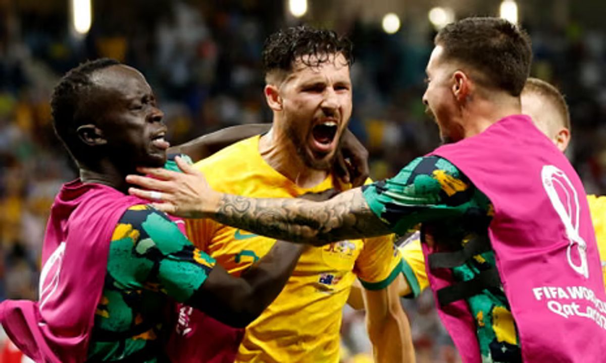 Mathew Leckie ăn mừng cùng các đồng đội khi Úc đánh bại Đan Mạch 1-0 tại World Cup 2022