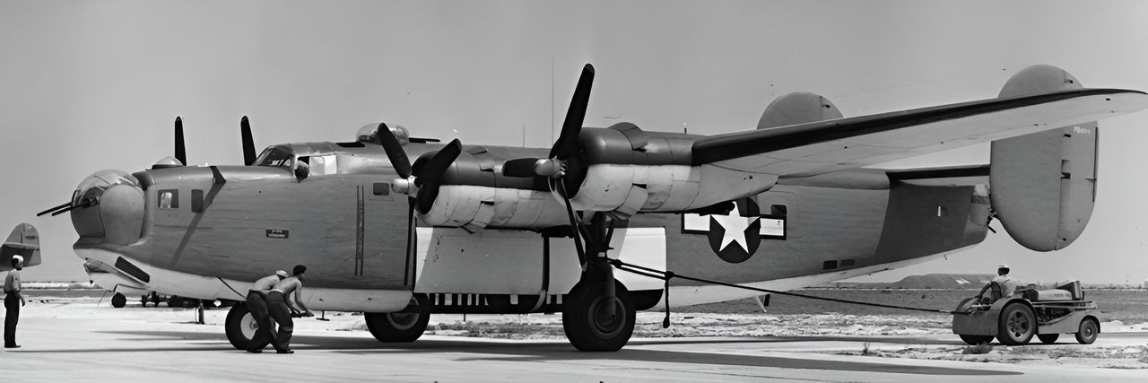 Sau khi hoàn thành khóa huấn luyện hoặc chuẩn bị cho chuyến công tác chiến đấu thứ hai, phi công hải quân sẽ chuyển sang PB4Y tại đơn vị huấn luyện tác chiến (operational training unit) ở NAS Jacksonville, và về sau là NAS Hutchinson, Kansas. Trong quá trình huấn luyện, Hải quân Mỹ tổ chức các sĩ quan và binh sĩ thành từng tổ lái, những người này sẽ bay cùng nhau trong chiến đấu. (80G-414394, RG80, NARA)