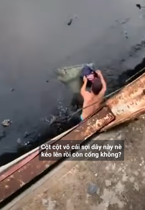 Cảnh người dân phường 26 cứu lấy bé gái tội nghiệp được chia sẻ trên Facebook. Ảnh : Lê Sang