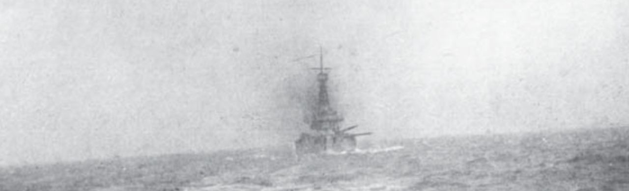 Tàu Indomitable di chuyển theo sau Inflexible, từ con tàu này bức ảnh được chụp trong giai đoạn thứ ba của trận chiến – khi hai hạm đội chủ lực giao tranh trực tiếp. Indomitable là tàu duy nhất thuộc lớp Invincible tham gia cả hai trận Dogger Bank và Jutland. (IWM Q 64308)