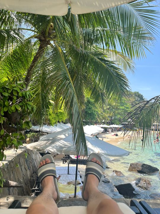 Vẫn còn thấy cái vết đen ở trên dép ngày hôm qua, không sạch nổi