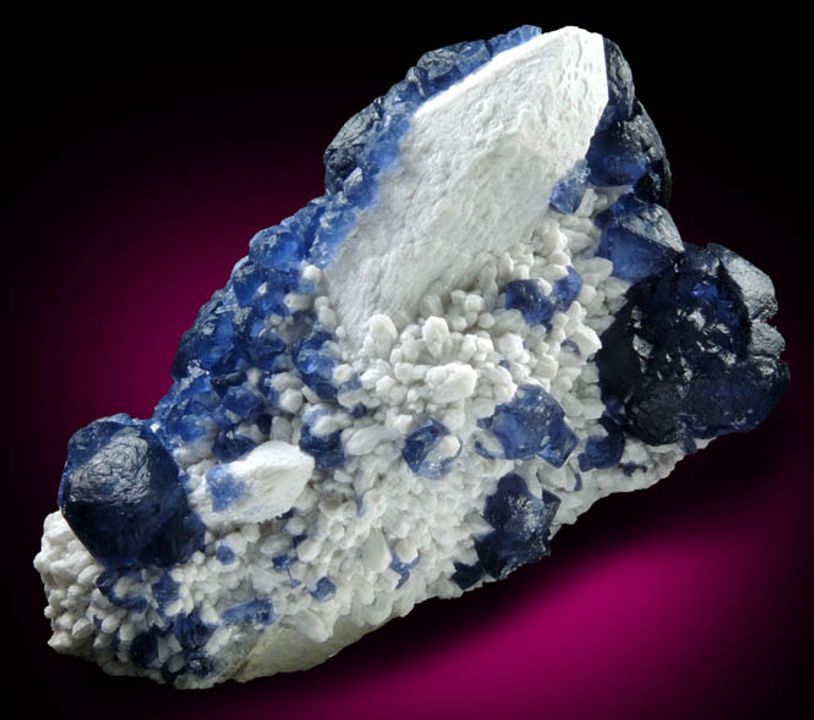 Khoáng chất: Fluorite trên thạch anhĐịa phương: Mỏ Huanggang, Kèshíkèténg Qí, Chifeng, Nội Mông, Trung QuốcSự miêu tả:Tinh thể fluorit màu xanh lục đậm đến trong suốt, đường kính 15 mm trên tinh thể thạch anh trong suốt đến 55 mm, được phủ một lớp tinh thể thạch anh trắng nhỏ hơn thế hệ thứ hai. Tinh thể fluorit có dạng lập phương bát diện tròn.Kích thước tổng thể: 6x3,5x2,5 cm