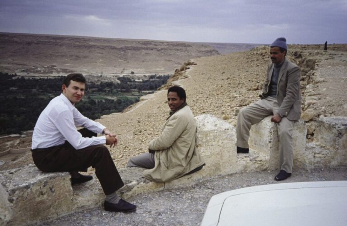 Gerhard cùng hướng dẫn viên địa phương trong chuyến đi mua sắm đầu tiên ở Maroc vào tháng 4 năm 1991. Ảnh lưu trữ của Gerhard Wagner.