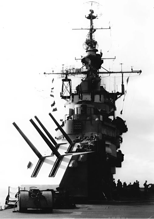 Pháo 5 inch/38 đa dụng của Hải quân Mỹ với đầu đạn lớn mang lại cơ hội tốt nhất để đánh bại một chiếc kamikaze trước khi nó có thể gây hư hại cho mục tiêu. Đây là các tháp pháo đôi phía trước trên tàu Intrepid. (NHHC)