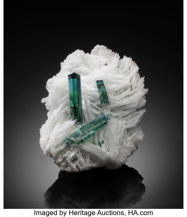 Tourmaline vớitúi đá quý màu xanh Cleavelandite,Mỏ Cruzeiro năm 2006, São José da Safira, Minas Gerais, Brazil.3,2 x 1,7 x 2,6 inch (8,1 x 4,4 x 6,5 cm)Từ Bộ sưu tập Gerhard Wagner