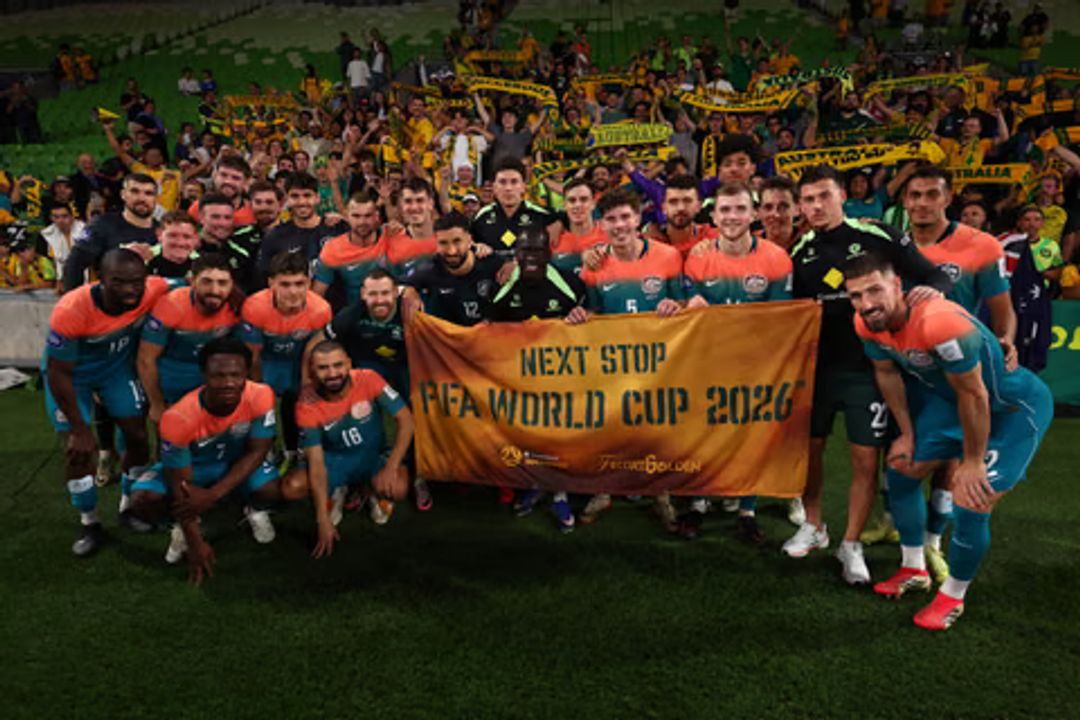 Tuyển Úc giơ biểu ngữ chuẩn bị cho World Cup 2026