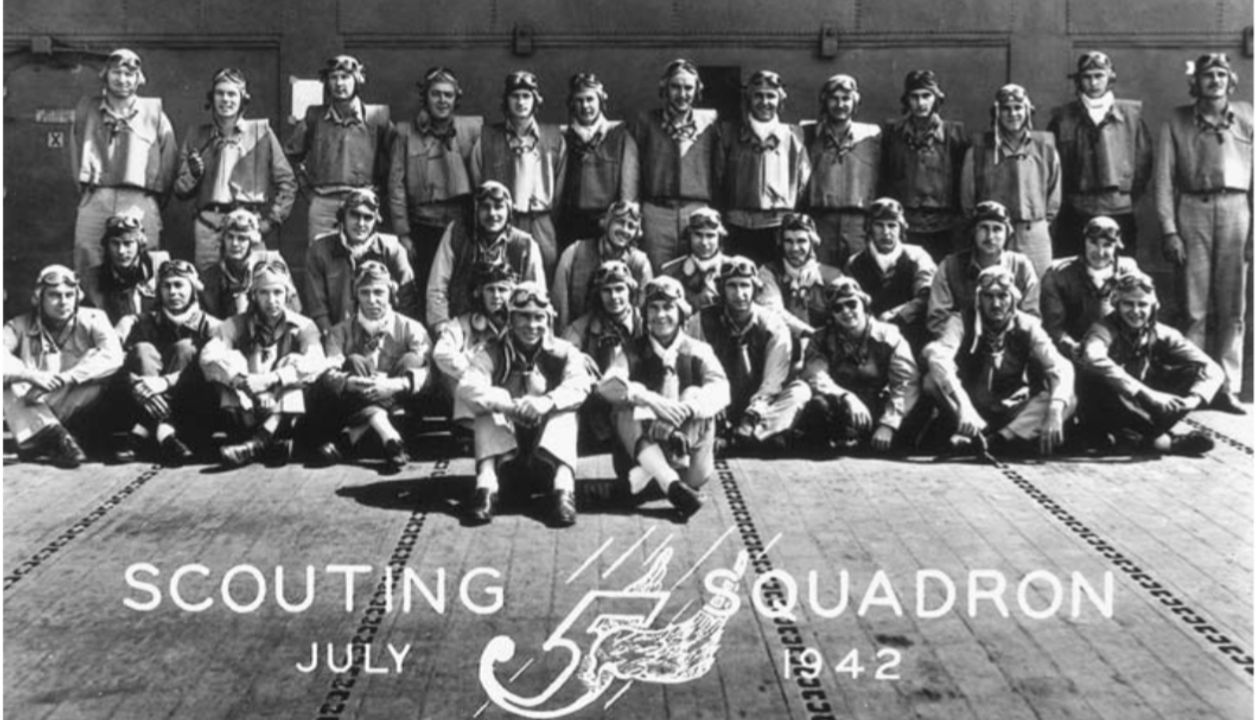 Các phi công và điện báo viên của Phi đội Trinh sát 5 vào tháng 7 năm 1942, khi phi đội đã được điều sang tàu sân bay Enterprise. Trong giai đoạn đầu của chiến tranh, phi đội này từng phục vụ trên Yorktown. (US Naval Historical Center)