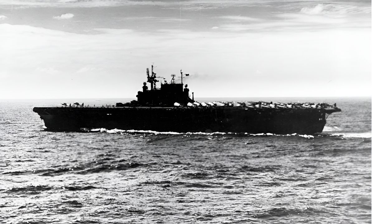 Trong bảy tàu sân bay thời kỳ trước chiến tranh của Hải quân Mỹ, chỉ có Enterprise còn hoạt động tại trận Biển Philippine. Tuy không thể mang theo nhiều máy bay như tàu lớp Essex, Enterprise vẫn chiến đấu cùng Lực lượng Tàu sân bay tốc độ cao cho đến hết chiến tranh. Bức ảnh chụp ngày 24 tháng 11 năm 1943, khi Enterprise yểm trợ chiến dịch chiếm quần đảo Gilbert. (NHHC)